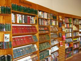 Много книжных полок